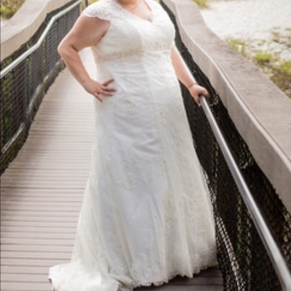 David bridal wedding gown - Picture 2 of 3